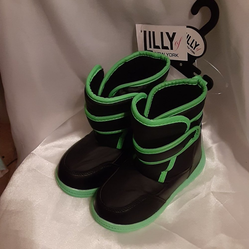 Sz T8 Lily of New York Toddler Snow Boots Black with Green soles and trim